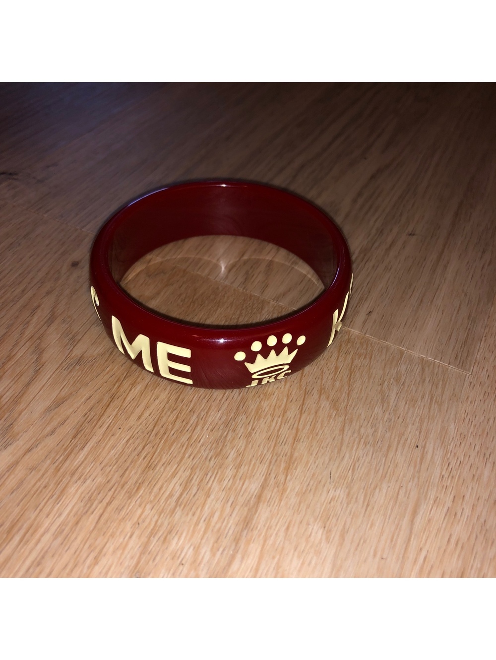 JESSICA KAGAN CUSHMAN JKC STUDIO RESIN BANGLE BRACELET KEEP CALM AND KISS ME RED